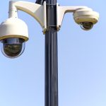 安全工程师李梓桐坐在电脑前查看数据安全监控界面，神情专注